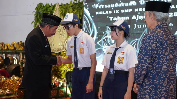 Hadiri Wisuda SMPN 1, Bupati Rober Sebut SDM Investasi Terbesar