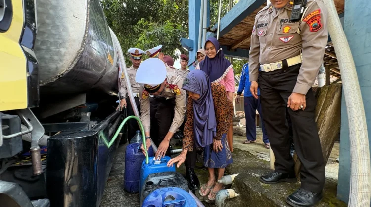 Polres Karanganyar dan Taruna Akpol Pasok Air Bersih di Gondangrejo