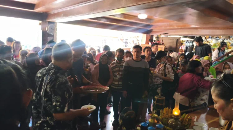 Tradisi Jenang Suro Gratis di Triwindu Tarik Ratusan Pengunjung