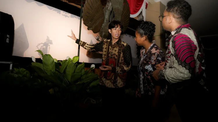 Mahasiswa Internasional UNS Terpukau Keindahan Pagelaran Wayang Kulit