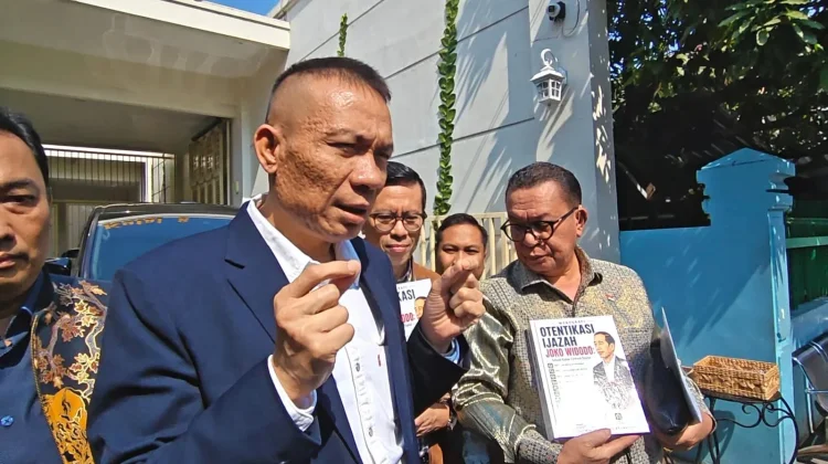 Sambangi Kediaman Jokowi di Solo, Rismon Sianipar Bawa Buku Hasil Koreksi Ijazah