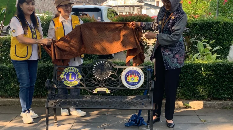 Wawali Solo Apresiasi Lions Club Solo Mustika yang Berikan Kursi di Sriwedari