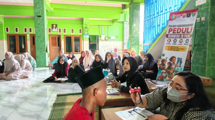 Jelang Hari Bhayangkara ke-80, Polres Karanganyar Bakti Kesehatan di Ponpes Ilyas