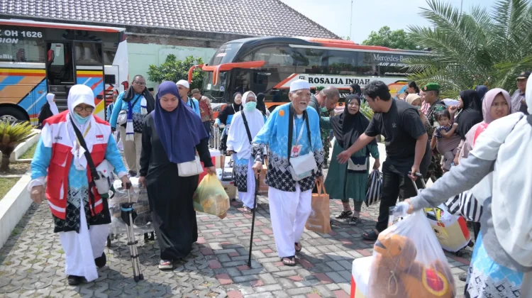 Tuntaskan Ibadah di Tanah Suci, 314 Jamaah Haji Tiba di Karanganyar