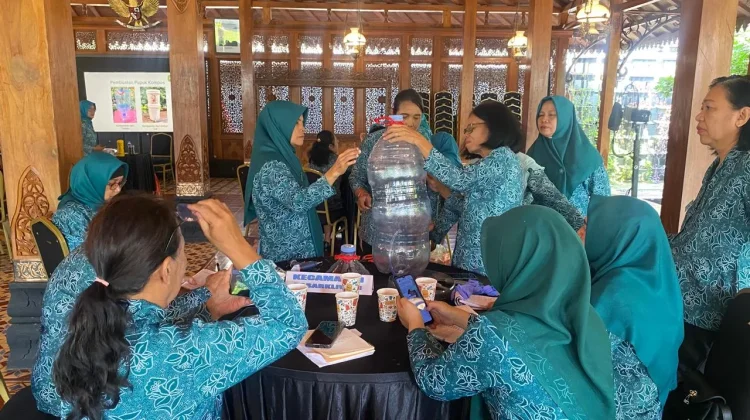 PKK Solo Latih Kader Olah Sampah Organik Melalui Komposter Mandiri