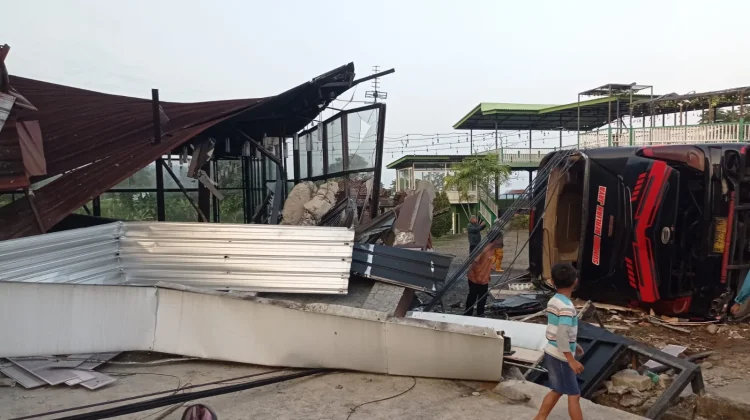 Bus Rombongan Pendaki Jakarta Alami Laka Tunggal di Ngargoyoso Karanganyar