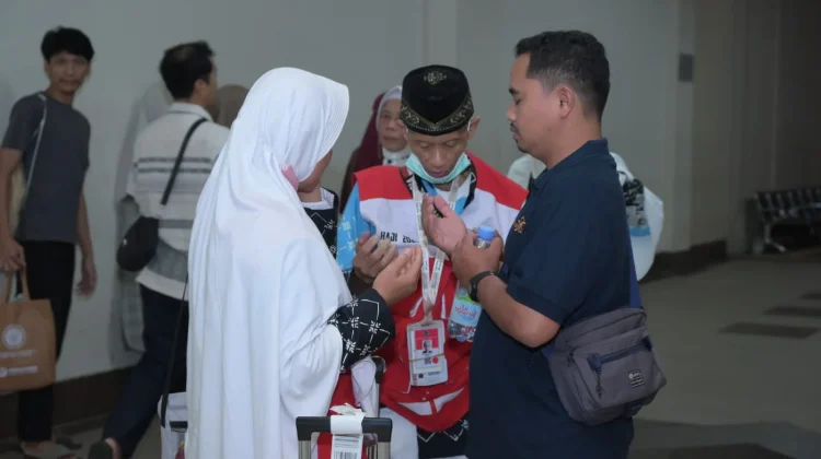 Tangis Haru Sanak Keluarga Sambut Kepulangan 273 Jamaah Haji Karanganyar