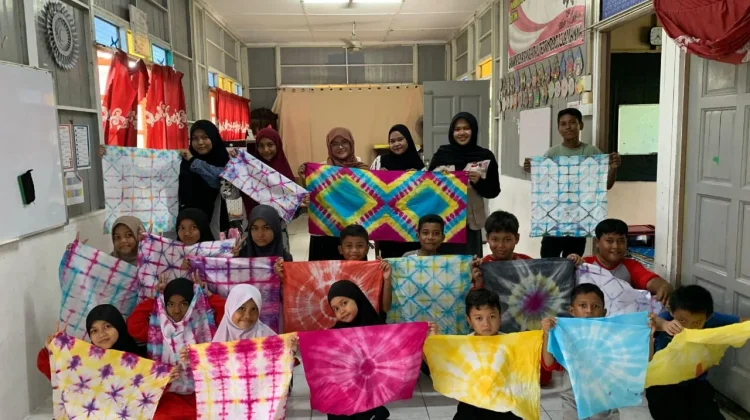 Lestarikan Warisan Budaya, Mahasiswa UMS Kenalkan Batik Jumputan di Selangor