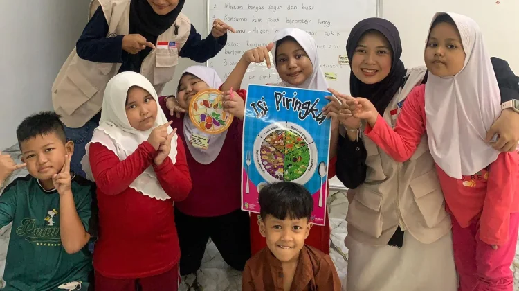 Isi Piringku, Media Edukasi Gizi, Mahasiswa UMS Ajari Anak Perantauan di Malaysia