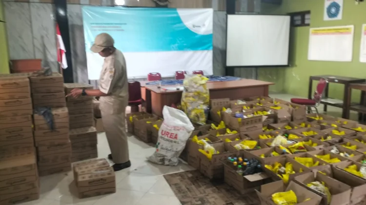 Berbau, Ratusan Warga Jogonalan Penerima Bantuan Pangan Mengembalikan Minyak