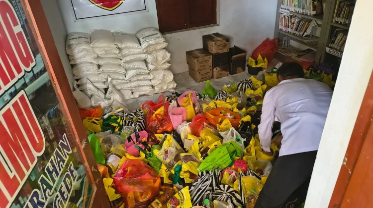 Warga Karanganyar Ramai Tukar Bantuan Minyak Goreng MinyakKita
