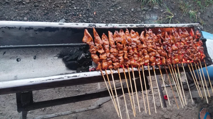 Mengapa Arang Jadi Pilihan Utama Membakar Sate