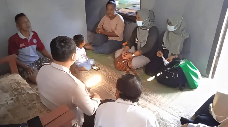 Bhabinkamtibmas Polsek Paranggupito Laksanakan Door to Door Tracing TBC