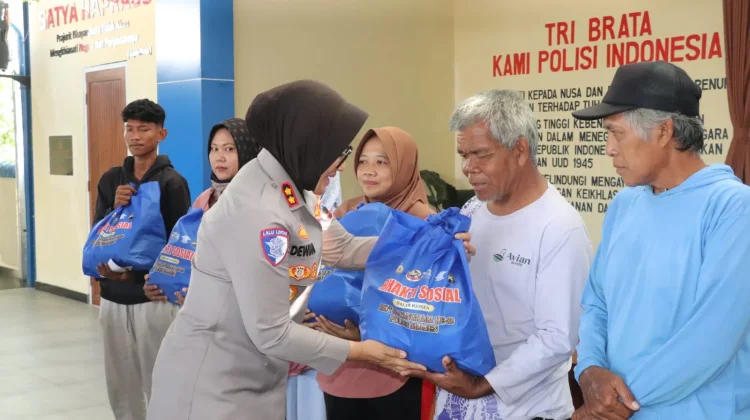 Kapolres Sragen Bagikan 200 Paket Sembako untuk Warga dan Tukang Becak