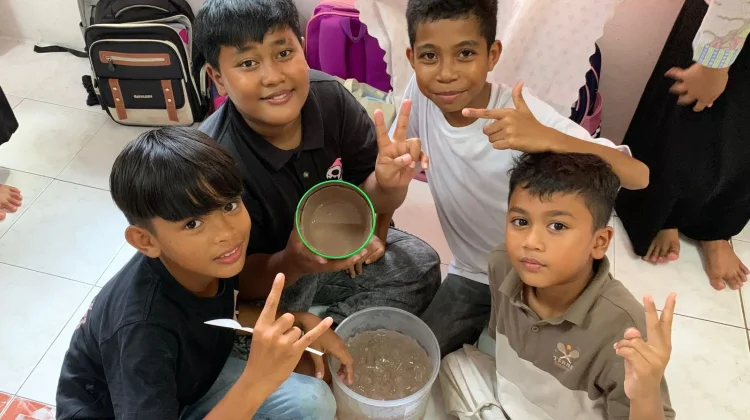 Eksperimen Es Krim, Cara Mahasiswa UMS Kenalkan Sains Sederhana
