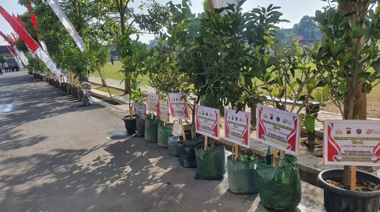 Gebrakan Baru Polres Sragen, Karangan Bunga HUT Bhayangkara Diganti Ratusan Pohon