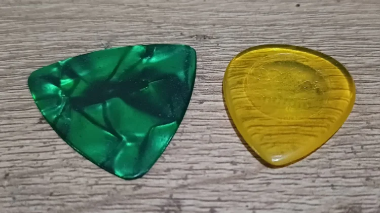 Pick Gitar, Aksesori Bermain Gitar Lebih Nyaman