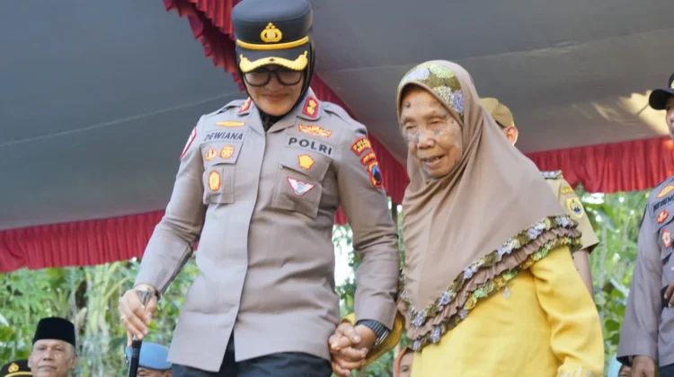 Kado Bahagia HUT Bhayangkara, Mbah Lampi Dituntun Kapolres Sragen Masuk Rumah Baru
