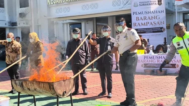 Kejari Solo Musnahkan Barang Bukti 85 Perkara, Kasus Narkotika Masih Mendominasi
