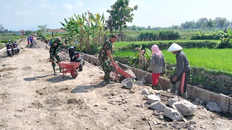 Cegah Longsor, Koramil 11 Karangnongko dan Warga Bangun Talud