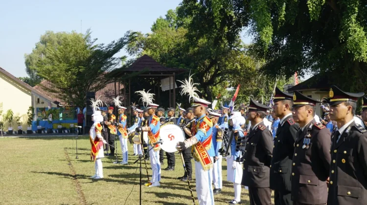 Marching Band SMKN 2 Semarakkan HUT Bhayangkara ke-80 Polres Sragen