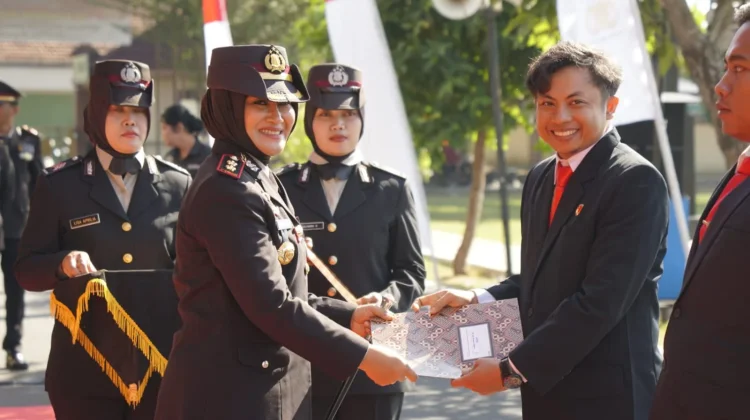 HUT Bhayangkara ke-80, Kapolres Sragen Berikan Penghargaan untuk Personel-Warga