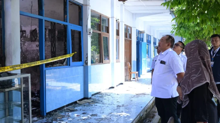 Bupati Tinjau Kebakaran di SMPN 2 Karangpandan, Pastikan Pemulihan Cepat