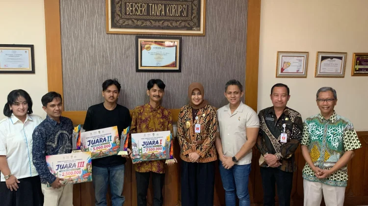 Wawali Astrid Berikan Piagam Pemenang Lomba Mural Gereja Purbayan