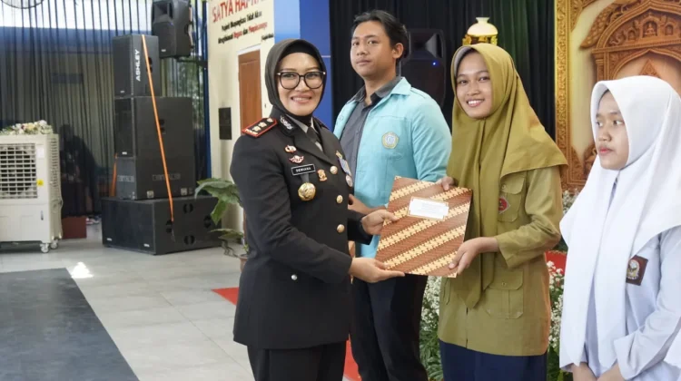 Polres Sragen Salurkan Beasiswa untuk 75 Anak Anggota Berprestasi