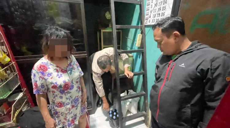 Nekat Jual Miras di Pasar Nglano, Wanita Paruh Baya Diamankan Polisi