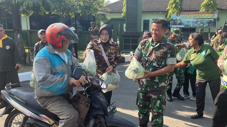 Kodim 0735/Surakarta Bersama POLRI dan FKPPI Berbagi Sayuran Kepada Masyarakat