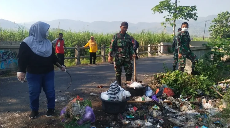 Bersihkan Jalur Gantiwarno, TNI dan Forkopimcam Pasang Jaring Sampah