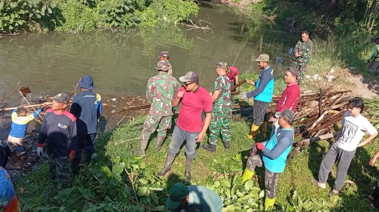 Mitigasi Banjir, Koramil Trucuk Bersihkan Sungai Kuning Klaten