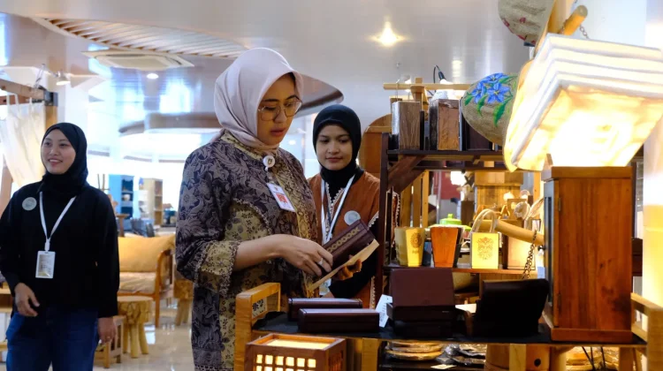 Tinjau Sri Kayu Furni Fest 2026, Astrid Widayani Apresiasi Pameran yang Diadakan
