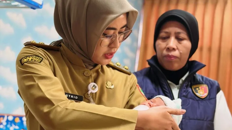 Wawali Solo Berikan Perhatian Khusus Kepada Bayi yang Ditemukan di Kereta Sancaka