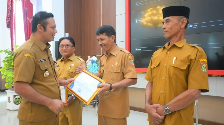 Operasional KDKMP,  Bupati Boyolali Beri Penghargaan Kepada Kades Terbaik