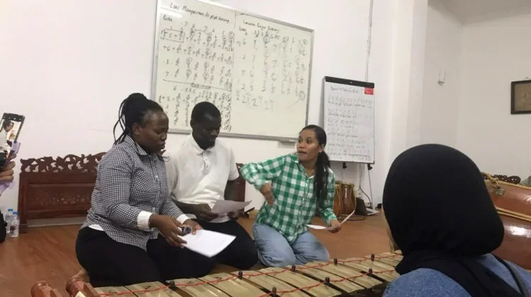 Mahasiswa Asing Program BIPA Kunjungi Lab Karawitan PGSD FKIP UMS, Belajar Gamelan