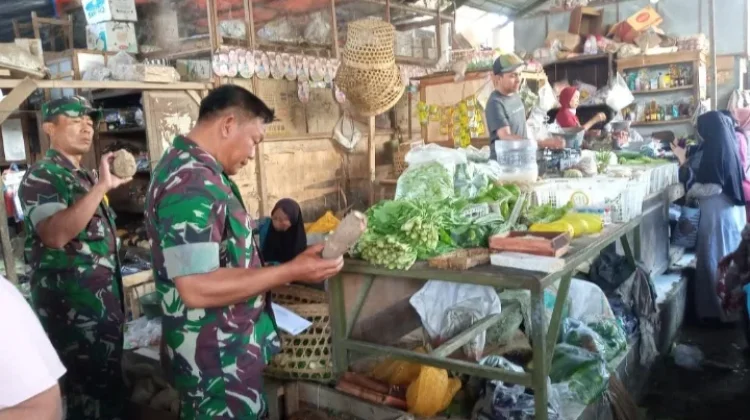 Pastikan Harga Stabil, Babinsa Bayat Cek Lapak Pasar