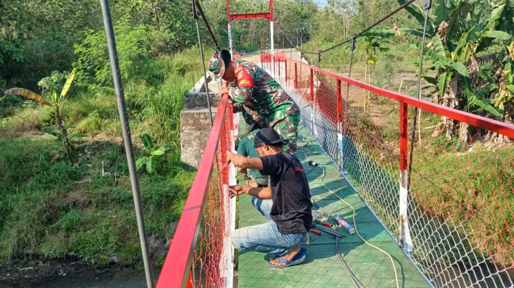 TNI dan Warga Kebut Pasang Kawat Jembatan Gantung Garuda Trucuk Klaten