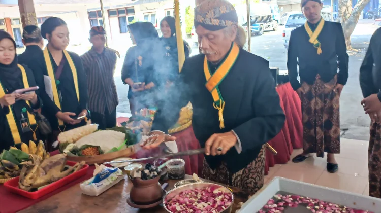 Pusaka Pangeran Sambernyawa Pertama Kali Dijamas di Pendapa Wonogiri