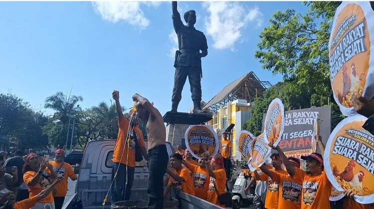 Ketetapan Harga Anjlok, Peternak Solo Raya Gelar Aksi Mandi Telur di Gladak