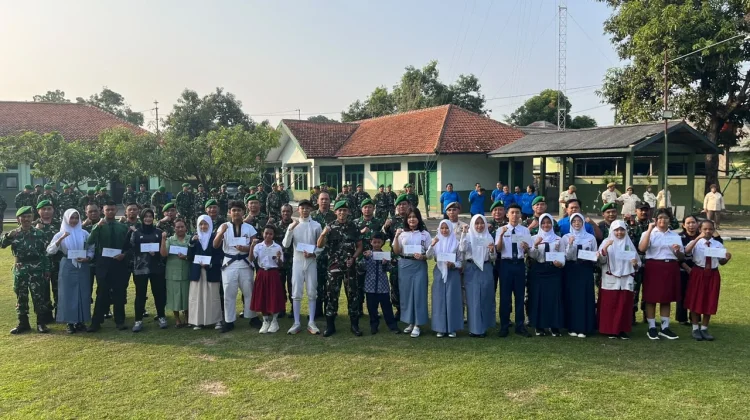 Dandim 0735/Surakarta Berikan Penghargaan Kepada Anak Anggota yang Berprestasi