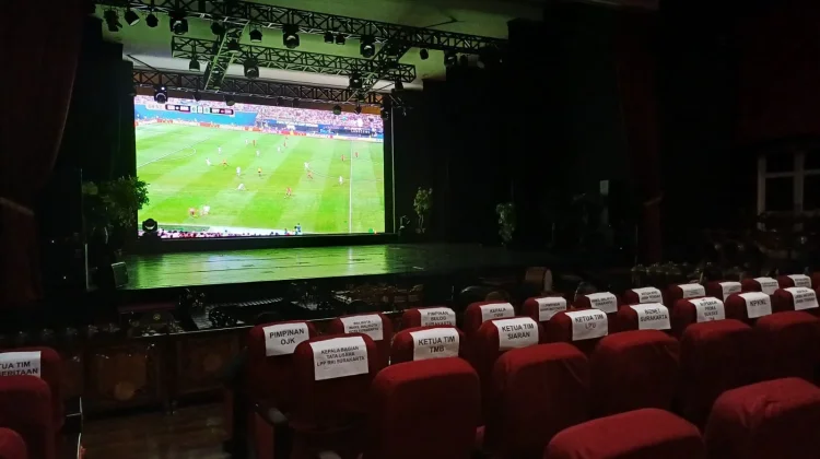 Manjakan Penonton, RRI Surakarta Gelar Nonbar Pesta Bola Dunia Rasa Bioskop