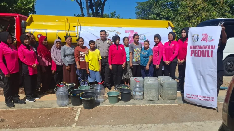 Bhayangkari Salurkan Air Bersih Bantu Warga Hadapi Kekeringan