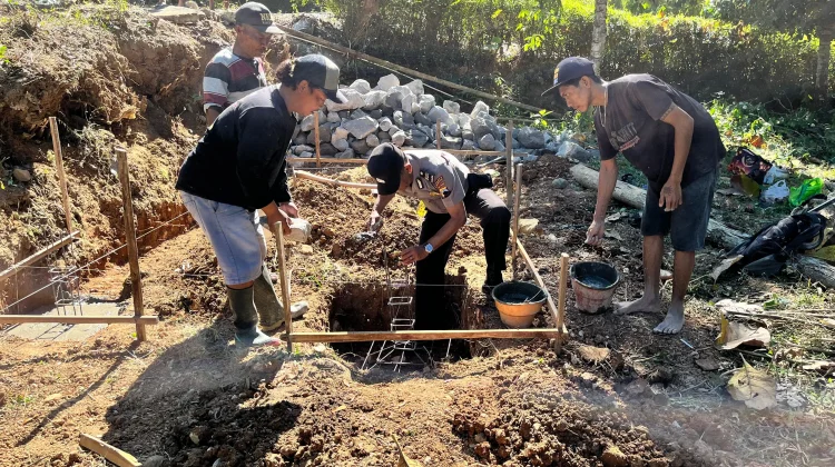 Gotong Royong Bangun Pos Kamling Perkuat Sinergi Polisi dan Warga