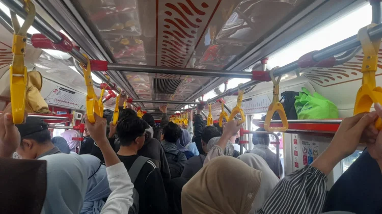 Naik KRL,  Berdiri Tetap Asyik dan Happy