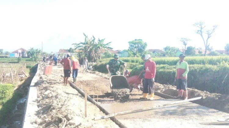 Genjot Infrastruktur Desa, Koramil Karangnongko Kebut Betonisasi
