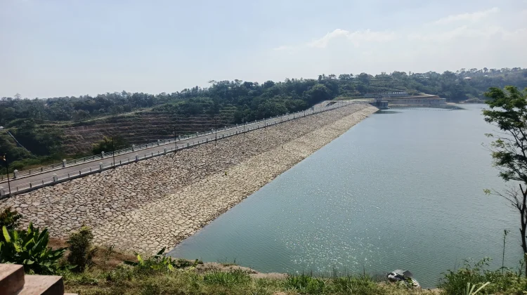Lirik Investor, BBWS Jajaki PLTS Terapung 10 MW di Bendungan Jlantah