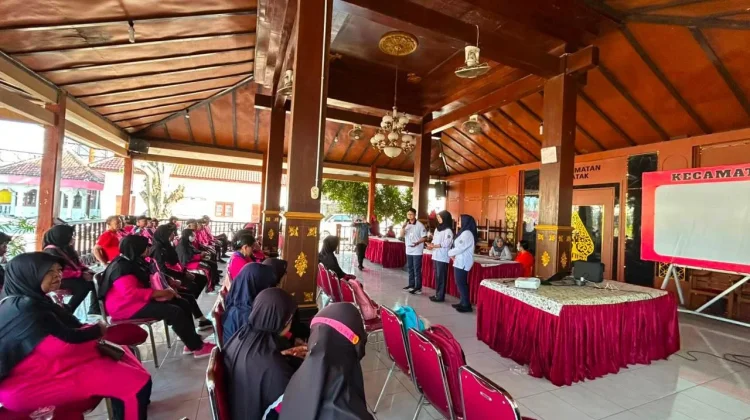 Dukung Kesehatan Lansia, Mahasiswa UMS Aktif dalam PROLANIS Puskesmas Gatak