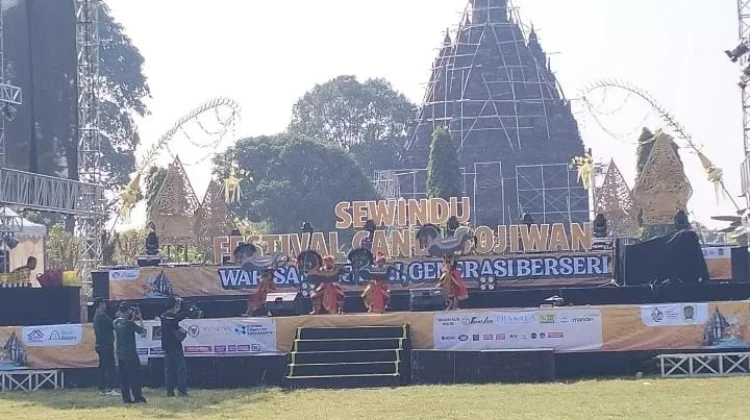 Festival Candi Sojiwan ke-8 Meriah, Belasan Gunungan Hasil Bumi Jadi Rebutan Warga